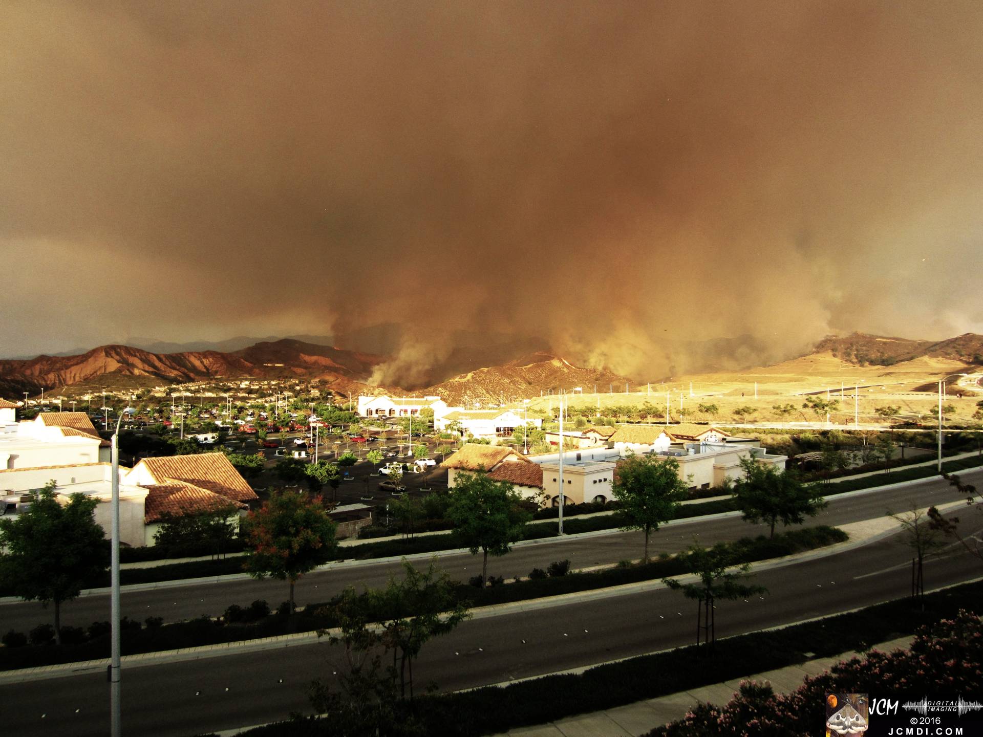 Sand Fire near Fair Oaks Ranch in Santa Clarita - fire and businesses JCMDI.COM